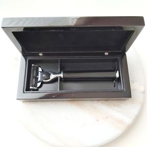 HOLT RENFREW Razor with Case